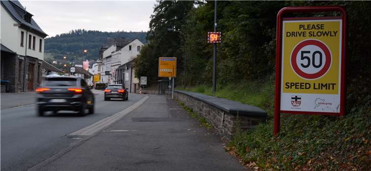 Die Anzeige der Geschwindigkeitsmessanlage am Ortseingang von Adenau zeigt oft „rot“. Fotos: CF
