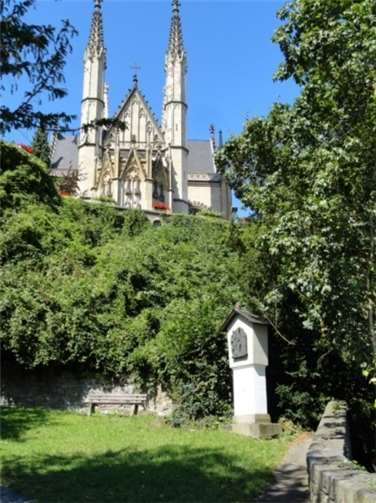 Die Apollinariskirche mit der mit Station VI des Kreuzweges, den der Oberammergauer Künstler Max Schauer schuf. Foto: Erhard Wacker