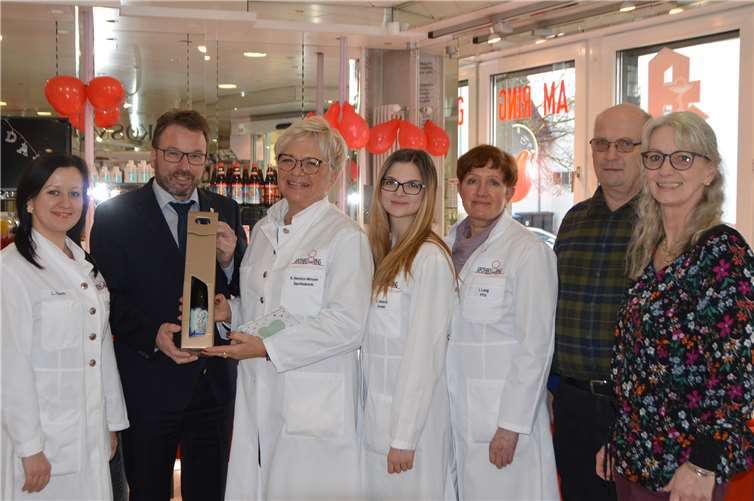 Die Apotheke am Ring ist seit 10 Jahren in der Hand von Rita Henrich-Winnen. Hierzu gratulierte auch Oberbürgermeister Wolfgang Treis. Foto:Jacqueline Blang/Stadt Mayen