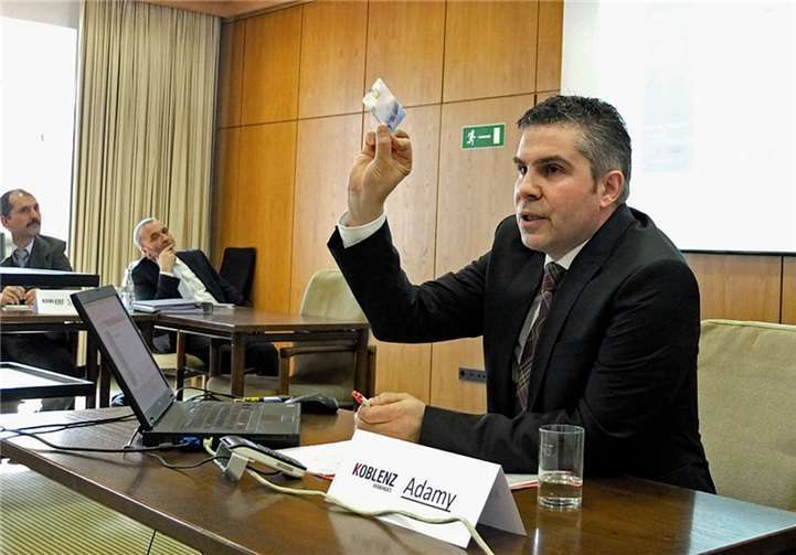 Die Arbeit der Standesbeamten wird sich künftig ändern, wie der Rainer Adamy vom Standesamt Koblenz zeigte.