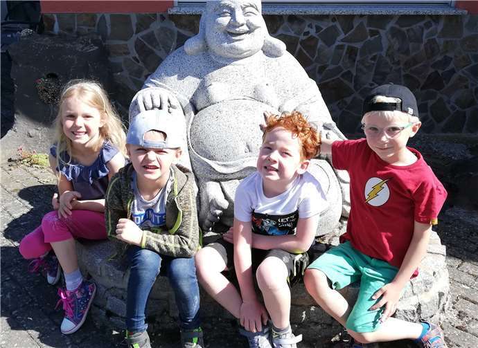 Die Arbeit der Steinmetze beeindruckte die Kinder.