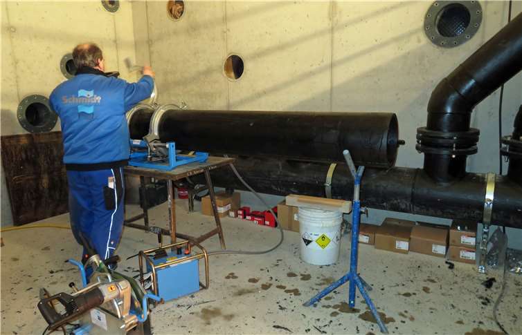 Die Arbeit der Techniker im Pumpenhaus, dort wo demnächst Schwallwasser hinläuft, gefiltert und zurückgeführt wird konnte auch bei Schnee und Frost weitergehen.
