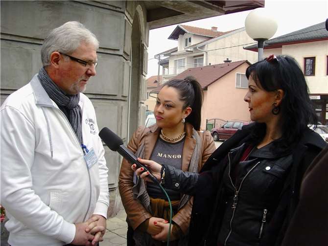 Die Arbeit des DRK in Rheinland-Pfalz für Menschen mit Handicap stieß während eines internationalen Kongresses auf großes Interesse. Werner Borchert (l.) stand den bosnischen Medien Rede und Antwort.