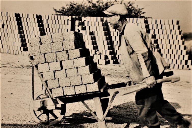 Die Arbeit „im Bims“ war hart, aber gut bezahlt. Fotografie aus der Zeit um 1950.
