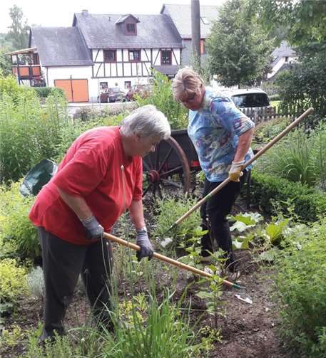 Die Arbeit in den Beeten lädt auch zu geselligen Gesprächen ein.