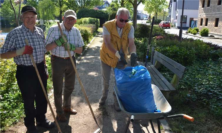 Die Arbeit ist fast erledigt – der Uferbereich ist gesäubert.