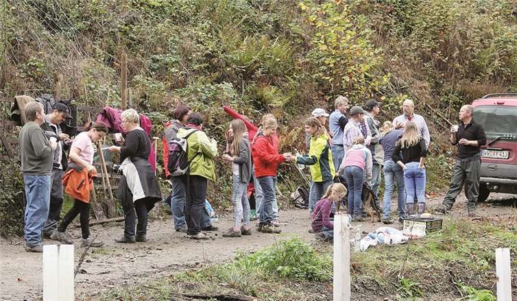Die Arbeit ist geschafft. Förster Achim Kern im Gespräch mit den Eltern.