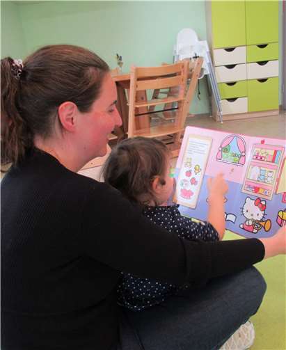 Erzieherinnen tauschen sich aus Die Arbeit mit U3-Kindern fordert eine hohe Aufmerksamkeit von den Erzieherinnen und Erziehern. Pressestelle der Kreisverwaltung