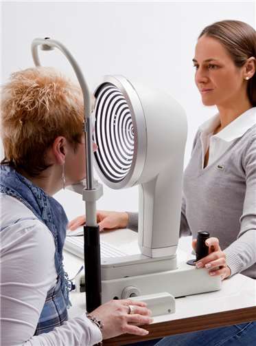 Die Arbeit mit dem OCULUS Keratograph 5M.Copyright: OCULUSOptikgeräte GmbH