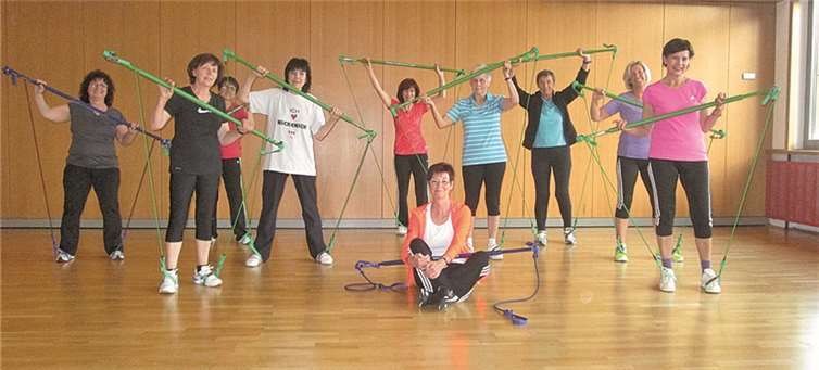 Die Arbeit mit den Gymsticks bereitet den Teilnehmerinnen viel Vergnügen. privat
