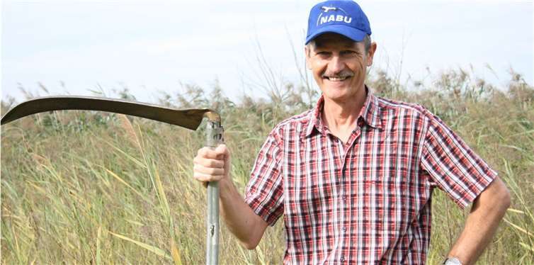 Die Arbeit mit der Sense will gelernt sein. Der Profi teilt gern seine Erfahrungen. NABU/ E. Neuling