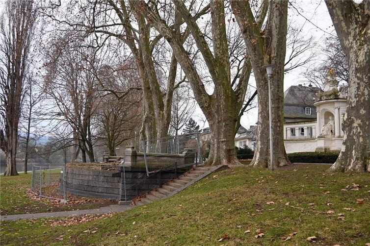 Die Arbeiten am Balkon vor dem Kaiserin-Augusta-Denkmal gehen im Mai weiter.