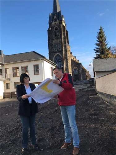 Die Arbeiten am Kirchenumfeld gehen dem Ende zu. Davon haben die 1. Beigeordnete Anette Moesta und Ortsbürgermeister Peter Wilkes sich vor Ort überzeugt.Foto: privat
