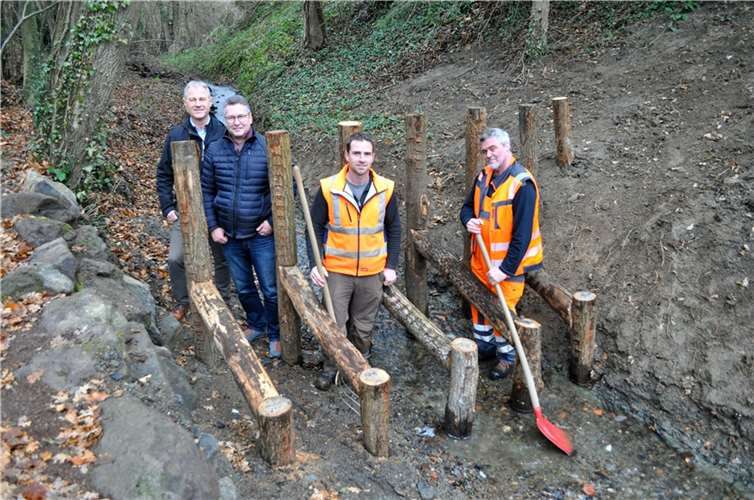Die Arbeiten am neuen Treibgutrechen sind beendet, von links: Ullrich Hagedorn, Leiter des Baubetriebshofes, Marcus Witsch, Leiter des städtischen Fachbereichs Verkehr und Grünflächen, sowie Arbeitsgruppenleiter Martin Curtius und Markus Reven, beide vom Baubetriebshof. Foto: Stadt Meckenheim