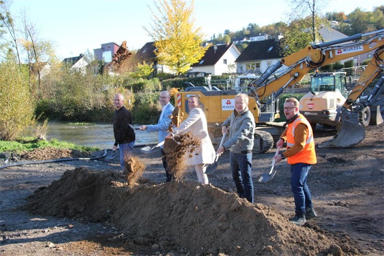 Die Arbeiten an der Ahr haben zwar längst begonnen, doch mit dem symbolischen ersten Spatenstich wurde die Vorfreude auf den neuen Spessartsteg noch einmal unterstrichen. 