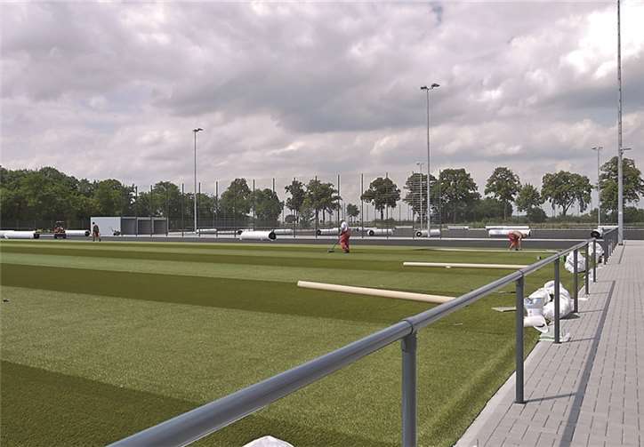 Die Arbeiten an der Gemeinschaftssportanlage Buschhoven/Morenhoven sind so weit fortgeschritten, dass nun die Verlegung des Kunstrasens auf den Fußballplätzen begonnen hat.privat
