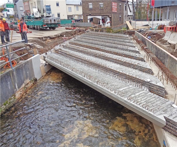 Die Arbeiten an der neuen Brücke über den Aubach sind in vollem Gang.Foto: Stadt Neuwied