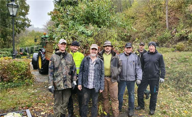 Die Arbeiten auf dem Friedhof werden an einem weiteren Tag weitergeführt. Fotos: privat