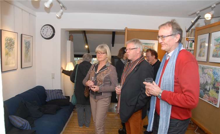 Die Arbeiten des Malers Uwe Langnickel stoßen immer wieder auf großes Interesse in der regionalen und überregionalen Kunstszene. Nicht wenige Werke fanden bereits bei der Vernissage einen Käufer. Fotos: KER
