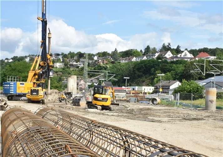 Die Arbeiten für die Ortbetonbohrpfähle an der Bahnlinie haben bereits begonnen.