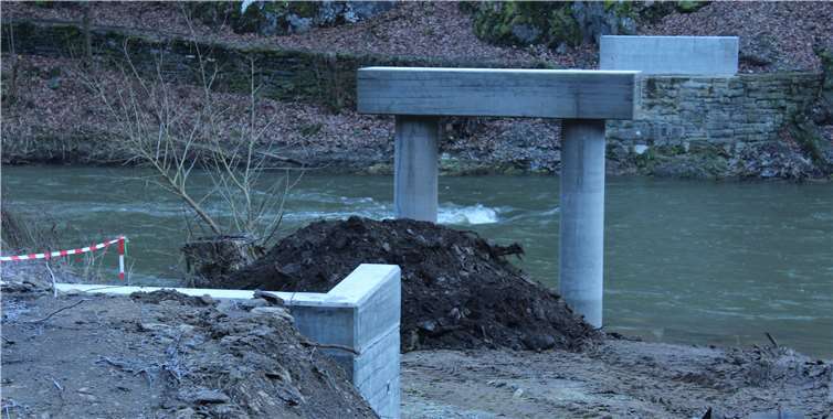 Die Arbeiten im NSG Langfigtal neigen sich dem Ende zu - ab März soll die Brücke benutzbar sein.