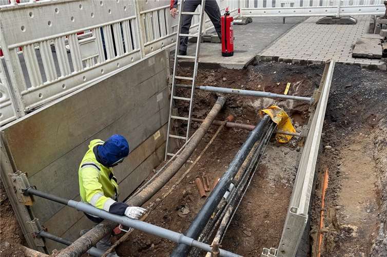 Die Arbeiten in Koblenz-Lützel gestalten sich besonders aufwendig. Foto: Marcelo Peerenboom/evm
