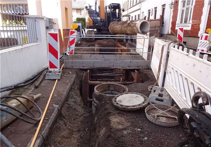 Die Arbeiten in der Grabenstraße sind allein durch die Enge sehr schwierig. Jetzt müssen wegen Fehlern in der Bauausführung Kanalrohre neu verlegt werden. Foto: privat