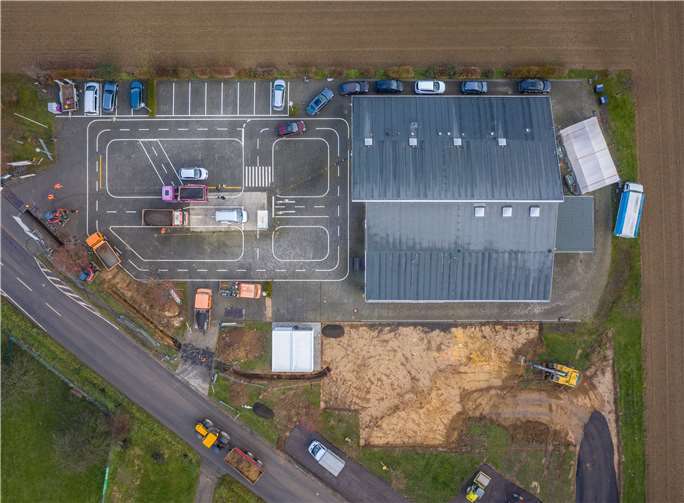 Die Arbeiten sind in vollem Gange: Am Standort der Corona-Ambulanz in der Gemeinde Grafschaft wird derzeit das Corona-Impfzentrum des Kreises Ahrweiler aufgebaut.Foto: Kreisverwaltung Ahrweiler / Risse