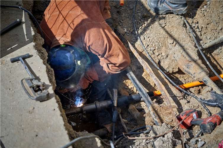 Die Arbeiten zur Wiederinbetriebnahme der Erdgasversorgung in Bad Neuenahr-Ahrweiler schreiten voran. Foto: evm/Ditscher.