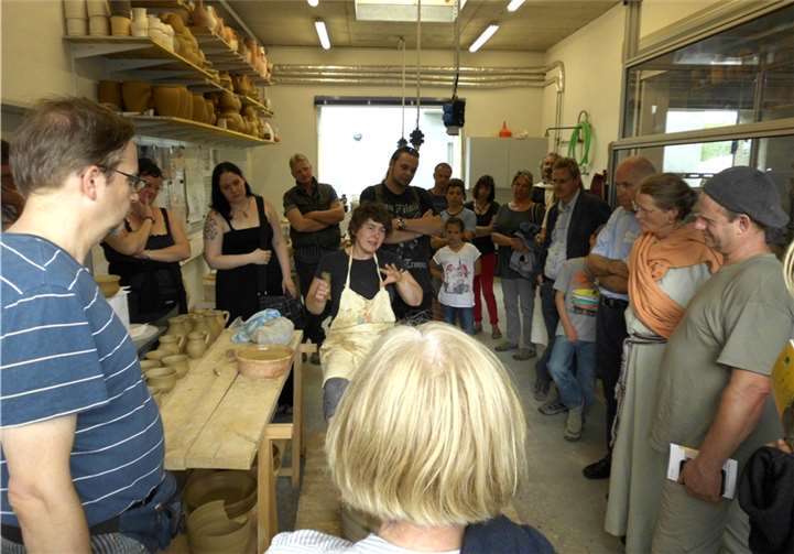 Die Arbeits- und Forschungsprozesse werden soweit wie möglich auch dem interessierten Publikum zugänglich gemacht. Die Einbettung des Kompetenzbereiches in die Vulkanparkstation „Mayener Grubenfeld“ schafft dafür ideale Voraussetzungen.