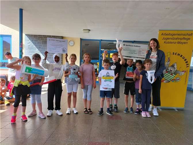 Die Arbeitsgemeinschaft Jugendzahnpflege (AGZ) Koblenz-Mayen kürte die Schüler der Klasse 2 der Grundschule Winningen zu den Siegern des diesjährigen Schulwettbewerbs über gesunde Kinderzähne.  Foto: LAGZ Rheinland-Pfalz