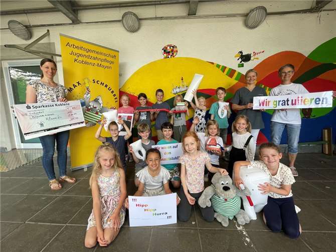 Die Arbeitsgemeinschaft Jugendzahnpflege (AGZ) Koblenz-Mayen und die Schulzahnärztin Frau Dr. Christiane Walther freuen sich mit den Gewinnern des Max-Schrubbel-Schulwettbewerbs 2023/24 über gesunde Kinderzähne. Foto: LAGZ Rheinland-Pfalz