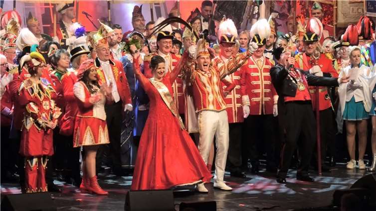 Die Arbeitsgemeinschaft Koblenzer Karneval e.V. (AKK) stellt in der Jubiläumssession 2023/24 die Tollitäten der Stadt Koblenz. Seine Tollität Prinz Dirk der Vollblut-Geck, mit Liebe zum Eck und Ihre Lieblichkeit Confluentia Jenni regieren nun das närrische Volk in der Rhein-Mosel-Stadt. Fotos: KH