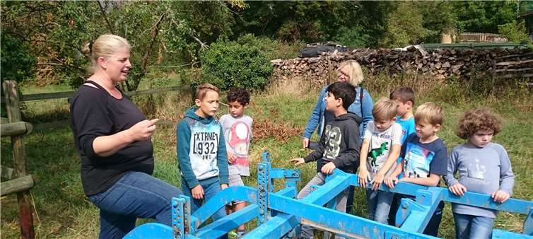 Die Arbeitsgeräte einmal im Original zu sehen, fanden die Kinder sehr spannend.