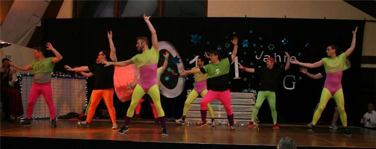 Buntes Programm mit vielen Highlights Die „Arbeitsgruppe Stenz“ gehört seit Jahren zum Stammpersonal auf der Waldorfer Bühne und präsentierte in diesem Jahr „Zumba für alle“.