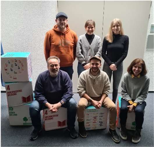 Die Arbeitsgruppe der Naturparke im Foto, stehend: Hagen Frary (Saar-Hunsrück), Meike Schnatz (Rhein-Westerwald), Anne Haltenhof (Nordeifel), sitzend: Achim Herf (Vulkaneifel), Bo Manuel Raber (Südeifel), Heike Krafft (Soonwald-Nahe).  Copyright: Natur- und Geopark Vulkaneifel