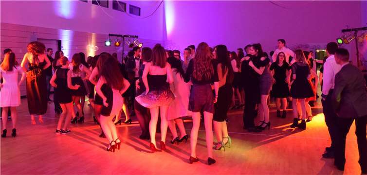 Die Are-Tänzerinnen und Tänzer beim mittlerweile traditionellen Neujahrsball.privat