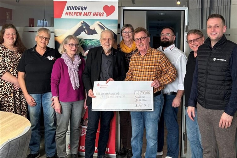 Die Arzheimer Laienspieler spendeten 700 Euro ihrer Theatereinnahmen an Helfen mit Herz.