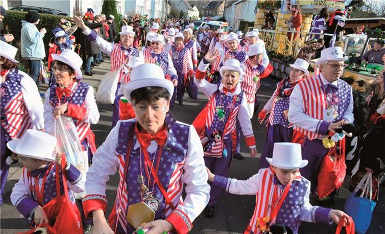 Die Arzheimer Prinzengarde stellte eine riesige Fußgruppe vor dem Wagen der Tollitäten.