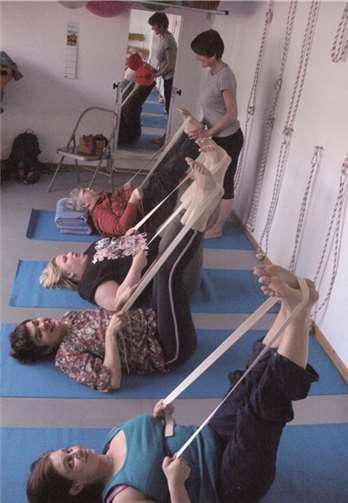 Die Asanas (Positionen) beim Yoga können auch von unsportlicheren oder Menschen mit Beeinträchtigung durchgeführt werden. privat