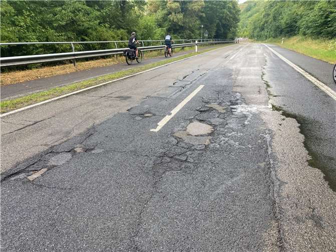 Die Asphaltschichten des Radweges und der Fahrbahn werden vollständig ausgetauscht und erneuert.  Foto: LBM Cochem/Markus Porten