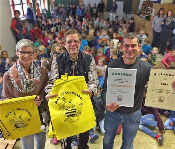 Die Astrid-Lindgren-Grundschule hatte die Nase bei der Zahngesundheit ganz weit vorne. Der Lohn: 100 Euro für die Schulkasse und eine Urkunde, die Rektor Joachim Fleischer entgegennahm.privat