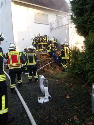 Die Atemschutzgeräteträger machten sich auf den Weg in das Innere des „verrauchten“ Gebäudes.