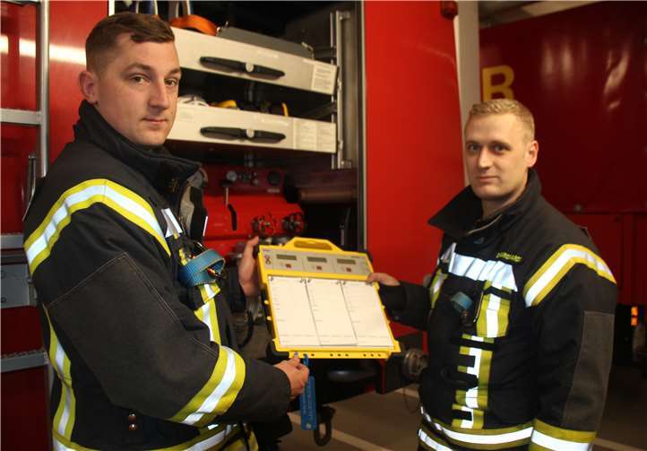 Die Atemschutzüberwachungstafel: hier werden die Namensschilder der eingesetzten Feuerwehrleute eingehakt. Kontrolliert wird, dass der Druck stimmt, genug Atemluft vorhanden ist und die Zeit nicht überschritten wird.Foto: KMI