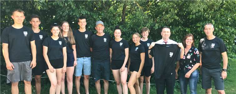 Die Athleten bedankten sich mit einem mit einem personalisierten Wettkampfshirt bei Jens Weßolleck. Quelle: TuS Roland Brey e.V.