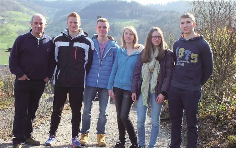 Die Athleten der LG Maifeld-Pellenz mit Trainer Winfried Wirth.privat
