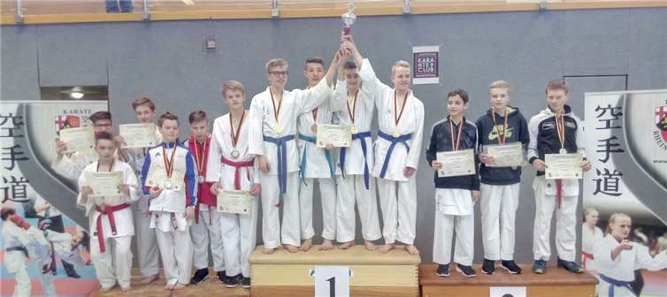 Die Athleten des KCP bei der Siegerehrung der Teamwettkämpfe in der Altersklasse U16.privat