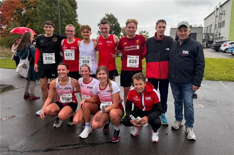 Die Athletinnen und Athleten der DJK Ochtendung mit Trainer Winfried Wirth (rechts) vor dem Start des 13. IRT-Läufermeetings im Industriepark Region Trier – motiviert und bestens vorbereitet für den letzten Straßenlauf der Saison. Foto: Christoph Blank