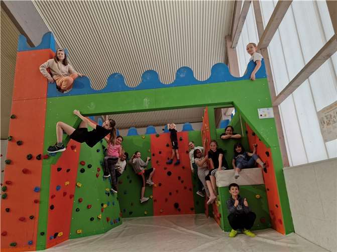 Die Atmosphäre in der Halle war mit Aufregung und Begeisterung erfüllt, als die Kinder und Jugendlichen sich gegenseitig ermutigten und unterstützten. Quelle: Stadt-Garde Meckenheim