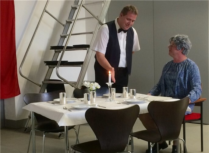 Die Aufführung des Sketchs "Dinner for One" auf Platt.privat